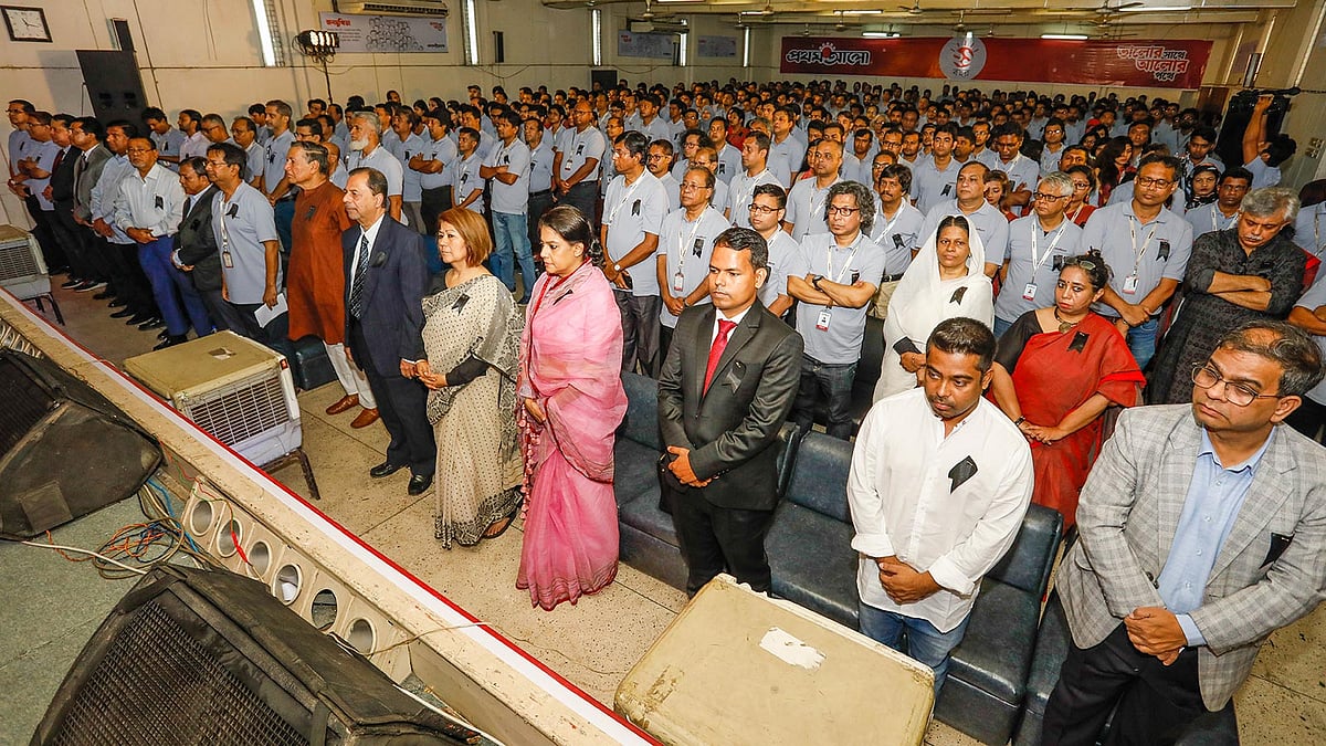 প্রথম আলোর ২১তম প্রতিষ্ঠাবার্ষিকীর অনুষ্ঠানের শুরুতে নাইমুল আবরারের স্মরণে এক মিনিট নীরবতা পালন করা হয়। কারওয়ান বাজারে সিএ ভবন মিলনায়তনে এই আয়োজনে ছিলেন প্রথম আলো পরিবারের সবাই। ঢাকা, ৪ নভেম্বর। ছবি: দীপু মালাকার