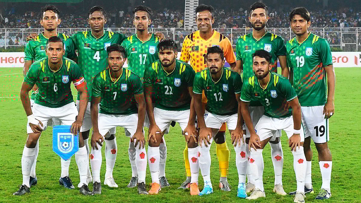 বাংলাদেশ বিমানের একটি ফ্লাইটে রোববার রাতে ওমান যাওয়ার কথা ছিল জাতীয় দলের ফুটবলারদের। এএফপি ফাইল ছবি