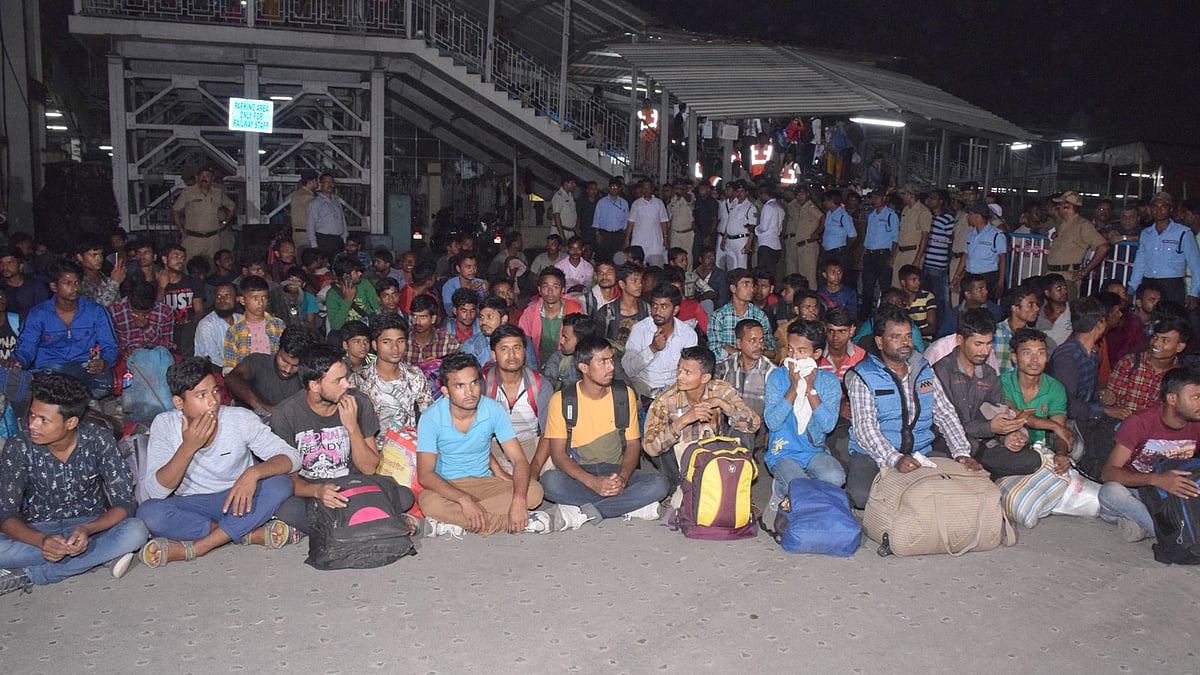 কাশ্মীর থেকে ফিরে আসা শ্রমিকেরা। ছবি: ভাস্কর মুখার্জি