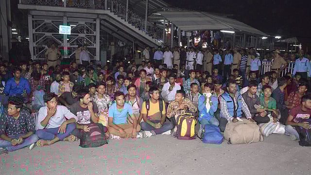কাশ্মীর থেকে ফিরে আসা শ্রমিকেরা। ছবি: ভাস্কর মুখার্জি