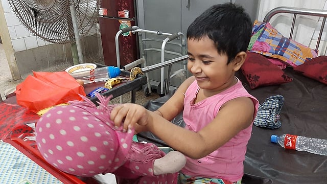 হাসপাতালে পুতুলখেলায় ব্যস্ত আয়েশা। ছবি: মানসুরা হোসাইন