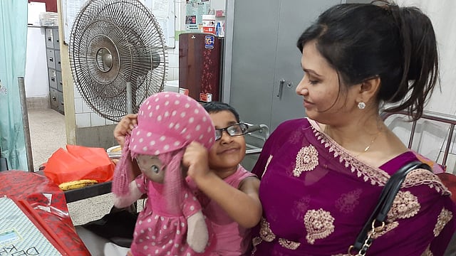 আয়েশার পাশে দাঁড়িয়েছে ‘নিবেদন’ নামের একটি সংস্থা। ছবি: মানসুরা হোসাইন