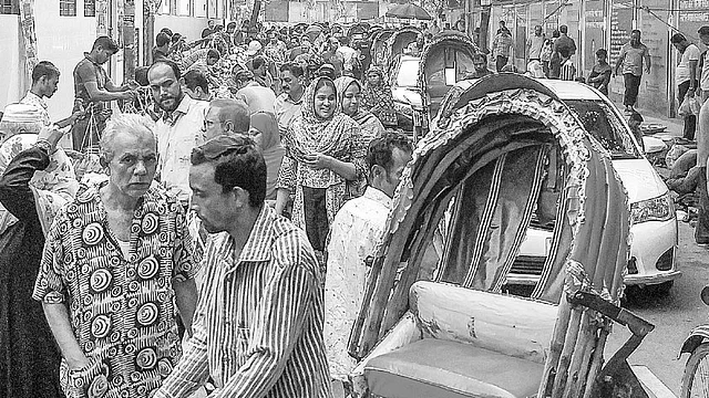 ঢাকা মেট্রোপলিটন এলাকায় প্রতি বর্গকিলোমিটারে সাড়ে ৪৪ হাজার মানুষ বাস করে। ছবি: প্রথম আলো