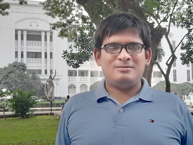 সুদীপ ছোট বেলা থেকেই ক্ষীণদৃষ্টি সম্পন্ন। এক চোখে কিছুটা দেখতেন। চোখের সামনে বই নিয়ে পড়তে হতো। তবে আস্তে আস্তে দুই চোখের দৃষ্টি চলে যায়। ছবি: মানসুরা হোসাইন