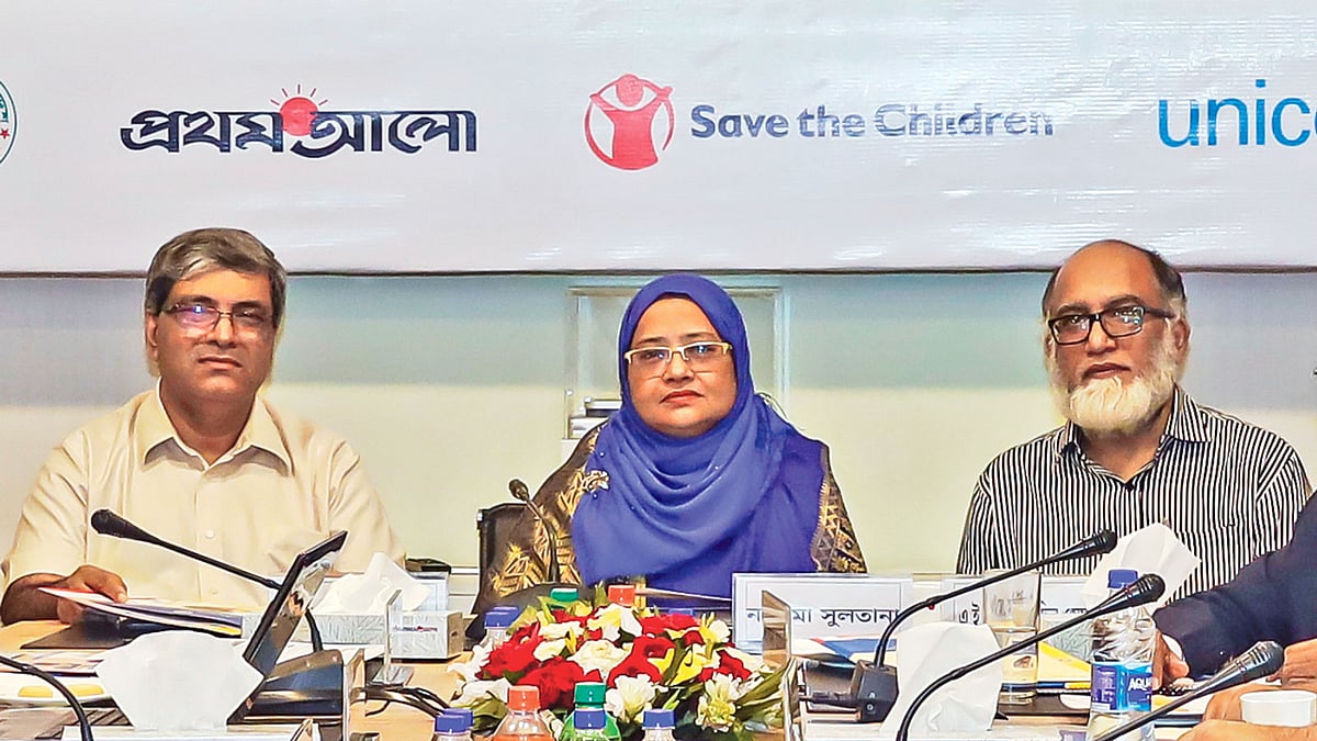 গোলটেবিল বৈঠকে বক্তব্য দেন স্বাস্থ্য অধিদপ্তরের অতিরিক্ত মহাপরিচালক নাসিমা সুলতানা। তাঁর পাশে মোহাম্মাদ শরীফ (বাঁয়ে) ও এ ই মো. মহিউদ্দিন ওসমানি। গতকাল প্রথম আলো কার্যালয়ে।  প্রথম আলো