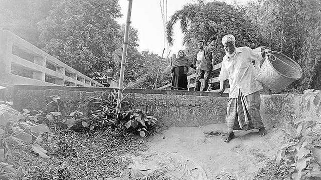সংযোগ সড়ক নেই। চলাচলে দুর্ভোগ পোহাতে হয় স্থানীয় বাসিন্দাদের। সম্প্রতি পানছড়ি সদরের তালুকদারপাড়ায়।  প্রথম আলো