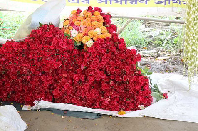 গদখালী বাজারে প্রতিদিন লক্ষাধিক টাকার ফুলের বেচাকেনা চলে। ছবি: লেখক