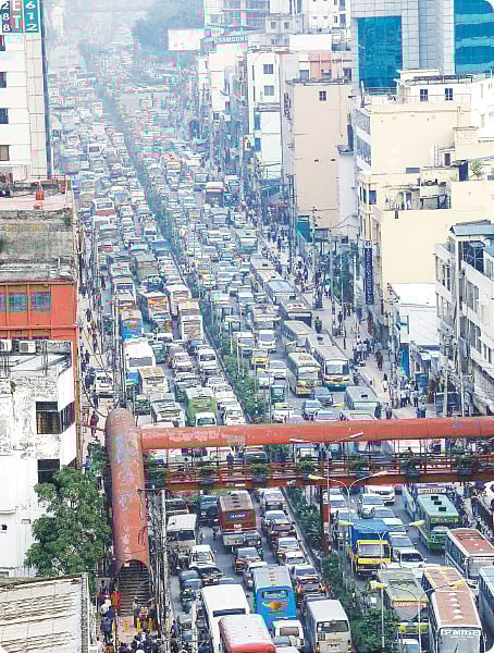 একটা পরিচ্ছন্ন নগর বসবাসের প্রায় অযোগ্য মহানগরে পরিণত হতে যাচ্ছে। ছবি: আবদুস সালাম