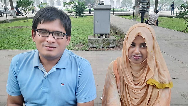 সুদীপের পাশে রয়েছেন তাঁর বন্ধুরা। বিভিন্ন প্রয়োজনে পরিবারের পাশাপাশি তারাও সহায়তা করেন। রিট আবেদনে সাহায্য করতে চলে আসেন বন্ধু ডালিয়া। ছবি: মানসুরা হোসাইন