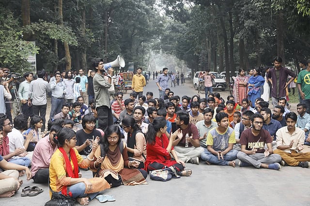 উপাচার্যের পদত্যাগের দাবিতে শিক্ষক ও শিক্ষার্থীরা বিক্ষোভ সমাবেশ করেন। জাহাঙ্গীরনগর বিশ্ববিদ্যালয়, ৬ নভেম্বর। ছবি: তানভীর আহাম্মেদ