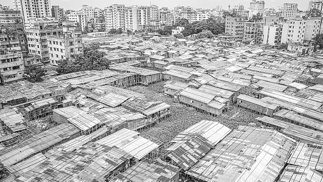 অবিশ্বাস্য হারে, বস্তি ও বস্তিবাসীর সংখ্যা ক্রমান্বয়ে বৃদ্ধি পেয়েছে। ছবি: আশরাফুল আলম