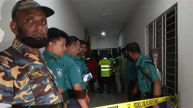 ধানমন্ডিতে এক শিল্পপতির ফ্ল্যাটে জোড়া খুনের ঘটনা ঘটেছে। ০১ নভেম্বর, ধানমন্ডি, ঢাকা। ছবি: প্রথম আলো