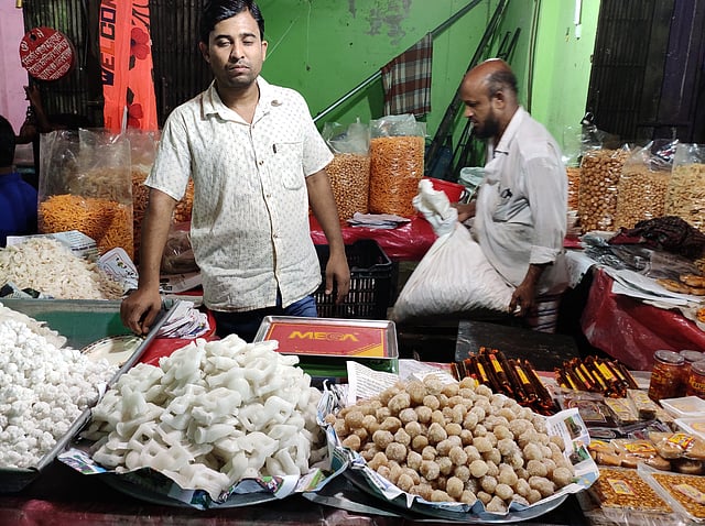 চলছে মিষ্টান্ন বিক্রি