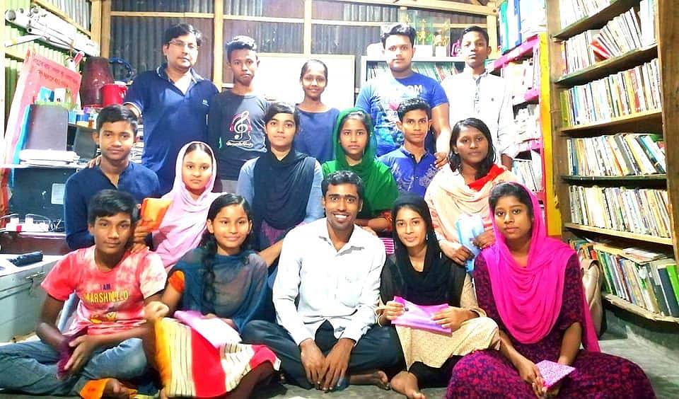 তারকা যুবাদের হাজার হাজার কোটি টাকার ক্যাসিনো কেলেঙ্কারির বিপরীতে ওরা চালাচ্ছে বস্তির শিশু-কিশোরদের নিয়ে সুন্দর ‘কিছু করা’র সাধনা। ছবি: লেখক