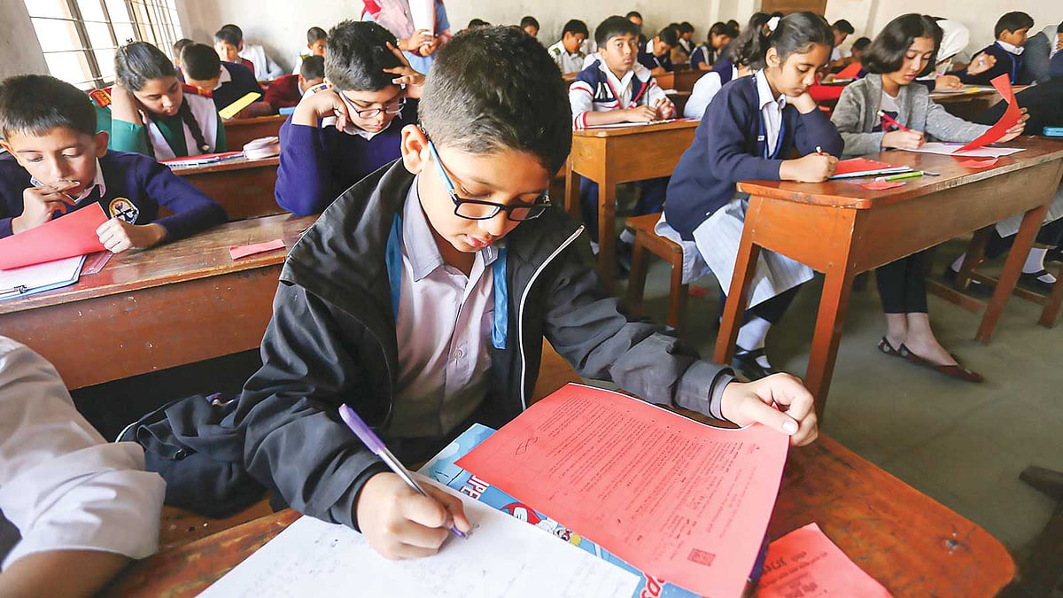 পাবলিক পরীক্ষা শিশুদের উপকারের চেয়ে ক্ষতিই বেশি করছে। ছবি: হাসান রাজা