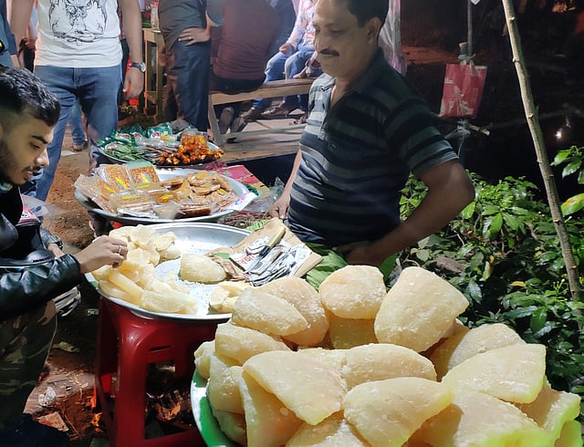 মেলায় মোরব্বা বিক্রি হচ্ছে