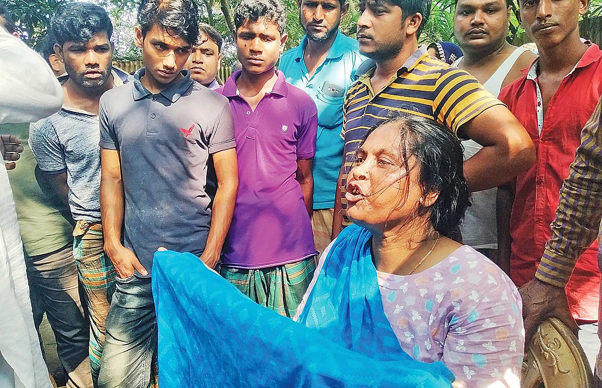শেরপুরের নালিতাবাড়ীতে নিখোঁজের চার দিন পর আকিবের লাশের উদ্ধারের পর তার মায়ের আহাজারি। ছবি: প্রথম আলো