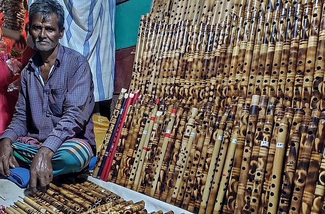 বাঁশের বাঁশি বিক্রির জন্য বসেছেন বিক্রেতা