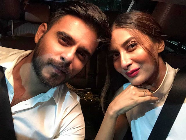 ‘বিশ্ব সুন্দরী’ ছবির কাজের ফাঁকে সিয়াম আহমেদ ও রোখসানা আলী হীরা। ছবি: ফেসবুক থেকে নেওয়া