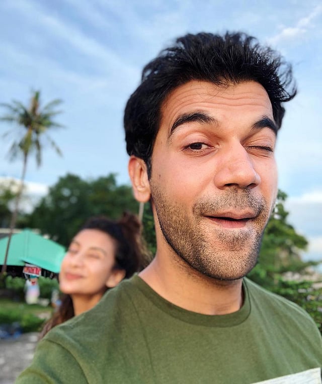 রাজের সেলফি। পেছনে উঁকি দিচ্ছেন প্রেমিকা পত্রলেখা। ছবি: ইনস্টাগ্রাম