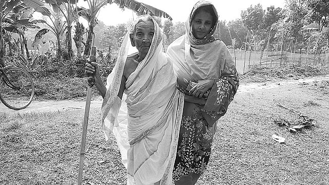 ঝিনাইদহ সদর উপজেলার কোলা সরকারি প্রাথমিক বিদ্যালয় মাঠে গতকাল সংবাদ সম্মেলনের আয়োজন করা হয়। এতে বক্তব্য দিতে যান শহীদ আজিবরের স্ত্রী নবিরন নেছা।  প্রথম আলো
