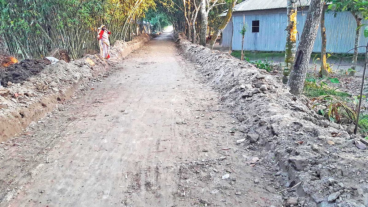 নেতা আসাদুন্নবী হীরা এই সড়কটির কাজ শুরু করে দিয়েছেন বলে অভিযোগ উঠেছে। গত সোমবার খারুভাজ গ্রামে তোলা।   ছবি: প্রথম আলো