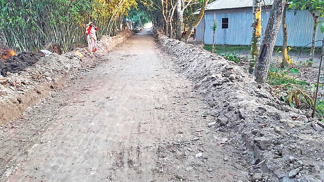 নেতা আসাদুন্নবী হীরা এই সড়কটির কাজ শুরু করে দিয়েছেন বলে অভিযোগ উঠেছে। গত সোমবার খারুভাজ গ্রামে তোলা।   ছবি: প্রথম আলো