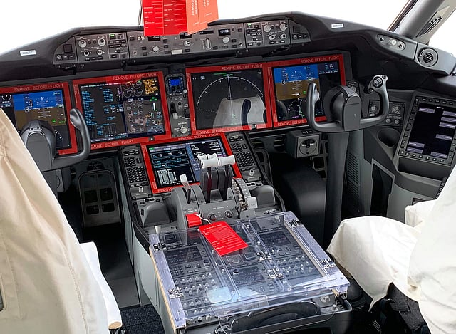 সিয়াটলে বোয়িং কোম্পানির ফ্যাক্টরিতে বিমানের কেনা দুটি ড্রিমলাইনার ৭৮৭-৯ উড়োজাহাজের একটির ককপিট। রং ও ভেতরের সাজসজ্জার কারণে যেন কোনো আঁচড় না লাগে সে জন্য ককপিটটি কভার দিয়ে ঢেকে রাখা হয়েছে। ছবি : সংগৃহীত