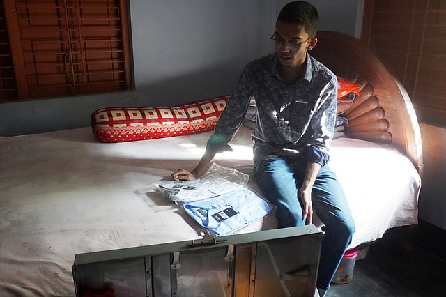 বুয়েটের নিহত ছাত্র আবরার নিজের জন্য একটি ও ভাইয়ের জন্য একটি শার্ট কিনেছিলেন। শার্টটি ভাইকে দেওয়ার আগেই ছাত্রলীগের নেতা-কর্মীদের হাতে খুন হন তিনি। ট্রাংকে করে বুয়েটের শেরে বাংলা হল থেকে আবরারের জিনিসপত্রের মধ্যে ছিল এই শার্ট দুটিও। আজ বৃহস্পতিবার কুষ্টিয়া শহরের পিটিআই সড়কের বাড়ি থেকে তোলা। ছবি: প্রথম আলো