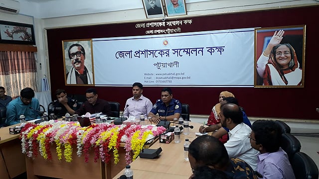ঘূর্ণিঝড় ‘বুলবুল’ মোকাবিলায় শুক্রবার সকালে জেলা প্রশাসকের সম্মেলনকক্ষে জরুরি সভায় বক্তব্য দেন পটুয়াখালীর জেলা প্রশাসক মো. মতিউল ইসলাম চৌধুরী। পটুয়াখালী, ০৮ নভেম্বর। ছবি: প্রথম আলো