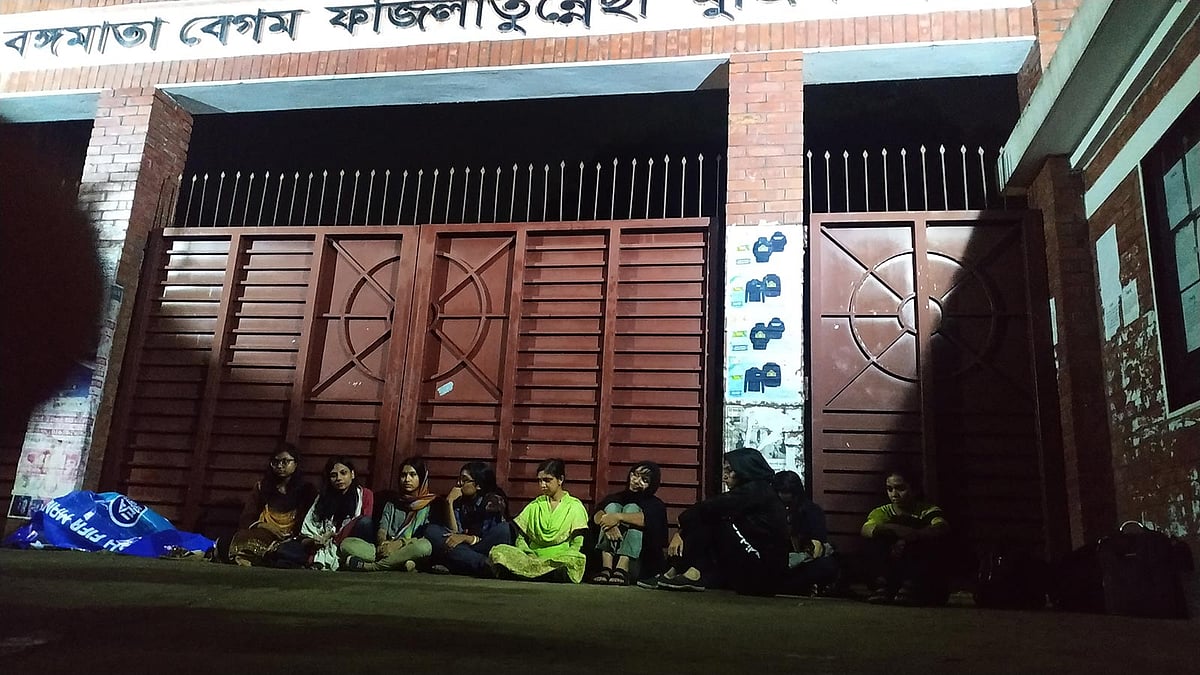 হল খুলে দেওয়ার দাবিতে হলের ফটকে অবস্থান করছেন ছাত্রীরা। বঙ্গমাতা বেগম ফজিলাতুন্নেছা মুজিব হল, জাহাঙ্গীরনগর বিশ্ববিদ্যালয়, ৮ নভেম্বর। ছবি: মাইদুল ইসলাম