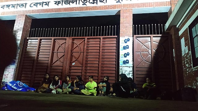 হল খুলে দেওয়ার দাবিতে হলের ফটকে অবস্থান করছেন ছাত্রীরা। বঙ্গমাতা বেগম ফজিলাতুন্নেছা মুজিব হল, জাহাঙ্গীরনগর বিশ্ববিদ্যালয়, ৮ নভেম্বর। ছবি: মাইদুল ইসলাম