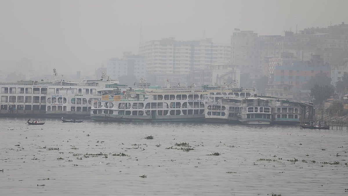 ঘূর্ণিঝড় ‘বুলবুল’-এর আশঙ্কায় সদরঘাট থেকে সব ধরনের নৌযান চলাচল বন্ধ ঘোষণা করা হয়েছে। সদরঘাট, ০৮ নভেম্বর। ছবি: দীপু মালাকার