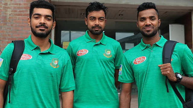 ভারতের উদ্দেশে উড়াল দেওয়ার আগে সাইফ-জায়েদ-এবাদতরা। ছবি: প্রথম আলো