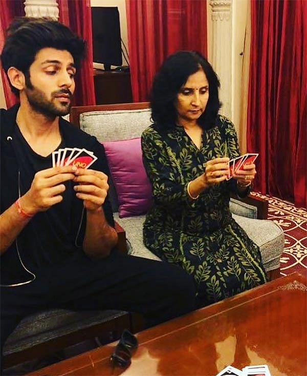 মায়ের সঙ্গে উনো খেলছেন কার্তিক আরিয়ান। ছবি: ইনস্টাগ্রাম থেকে নেওয়া