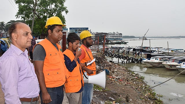ঘূর্ণিঝড় বুলবুল মোকাবিলায় সতর্কতামূলক ব্যবস্থা নিতে নগরের ডিসি ঘাট এলাকায় মাইকিং করা হয়। বরিশাল, ০৮ নভেম্বর। ছবি: সাইয়ান