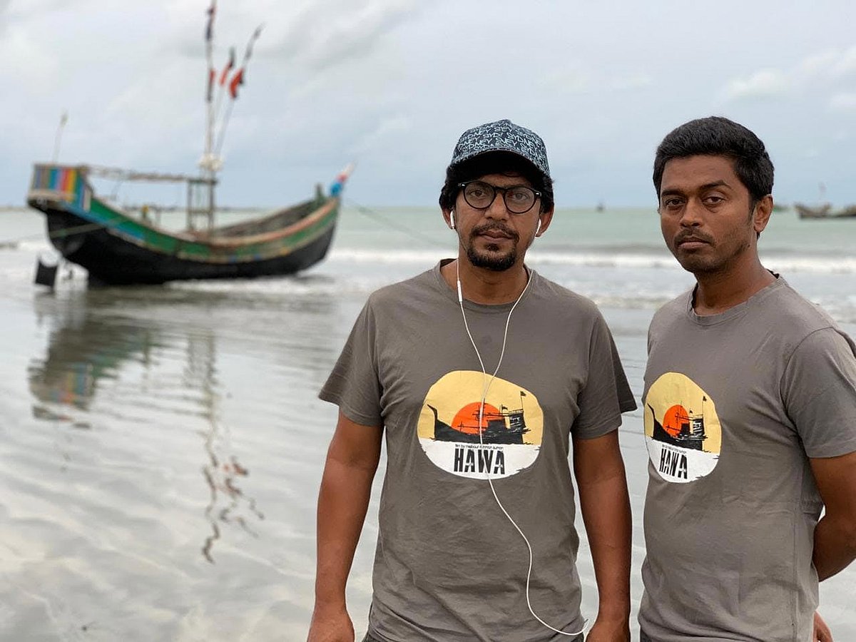 আজ শুক্রবার বিকেলে সেন্ট মার্টিনে চঞ্চল চৌধুরী ও মেজবাউর রহমান সুমন। ছবি: হাসান আহমেদ