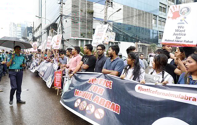 নাইমুল আবরারের মৃত্যুর ঘটনায় দোষী ব্যক্তিদের বিচার দাবিতে মানববন্ধন করা হয়। কারওয়ান বাজার, ঢাকা, ০৯ নভেম্বর। ছবি: প্রথম আলো