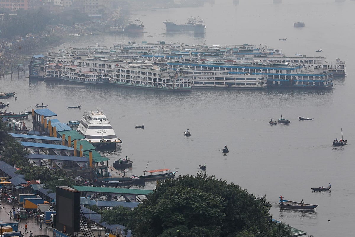ঘূর্ণিঝড় বুলবুলের আঘাতের আশঙ্কায় টার্মিনাল থেকে নৌযানগুলো নিরাপদ স্থানে সরিয়ে নেওয়া হয়েছে