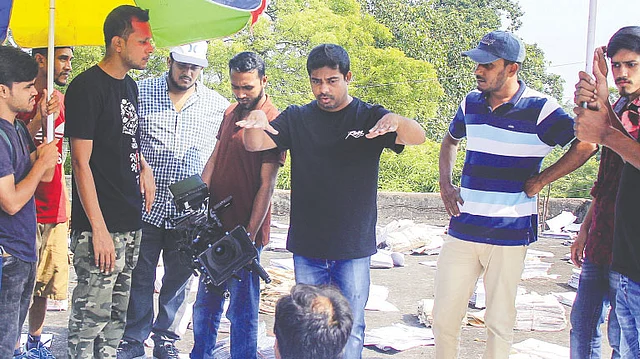 চলছে চিত্রধারণ