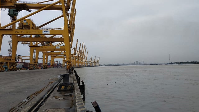 ঘূর্ণিঝড় বুলবুলে ক্ষয়ক্ষতি এড়াতে চট্টগ্রাম বন্দর জেটি থেকে জাহাজ সরিয়ে নেওয়া হয়েছে। বন্দরের সব জেটি এখন ফাঁকা। ছবি: প্রথম আলো