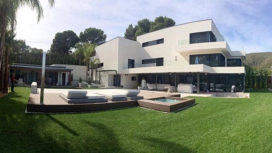 মেসির এ বাড়ির ওপর দিয়ে উড়োজাহাজ উড়তে পারে না। ফাইল ছবি