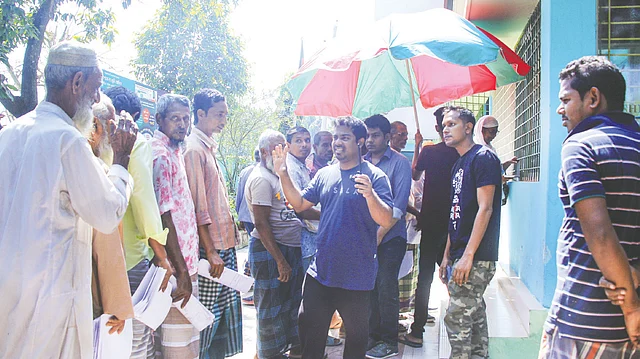 সাধারণ সেবাগ্রহীতাদের সঙ্গে শুটিং দল