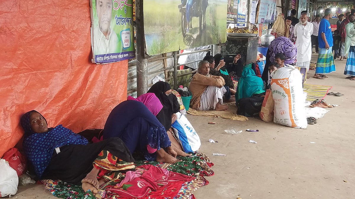 ঘূর্ণিঝড় ‘বুলবুল’–এর প্রভাবে যাত্রীবাহী সব ধরনের নৌযান চলাচল বন্ধ ঘোষণা করায় রাত ১০টার পর থেকে চাঁদপুর লঞ্চঘাটে আটকে পড়েছে অনেক যাত্রী। ছবি: আলম পলাশ