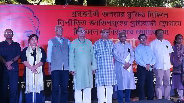 এম এন লারমার ৩৬তম মৃত্যুবার্ষিকী উপলক্ষে আয়োজিত স্মরণসভায় বক্তারা। ছবি: প্রথম আলো