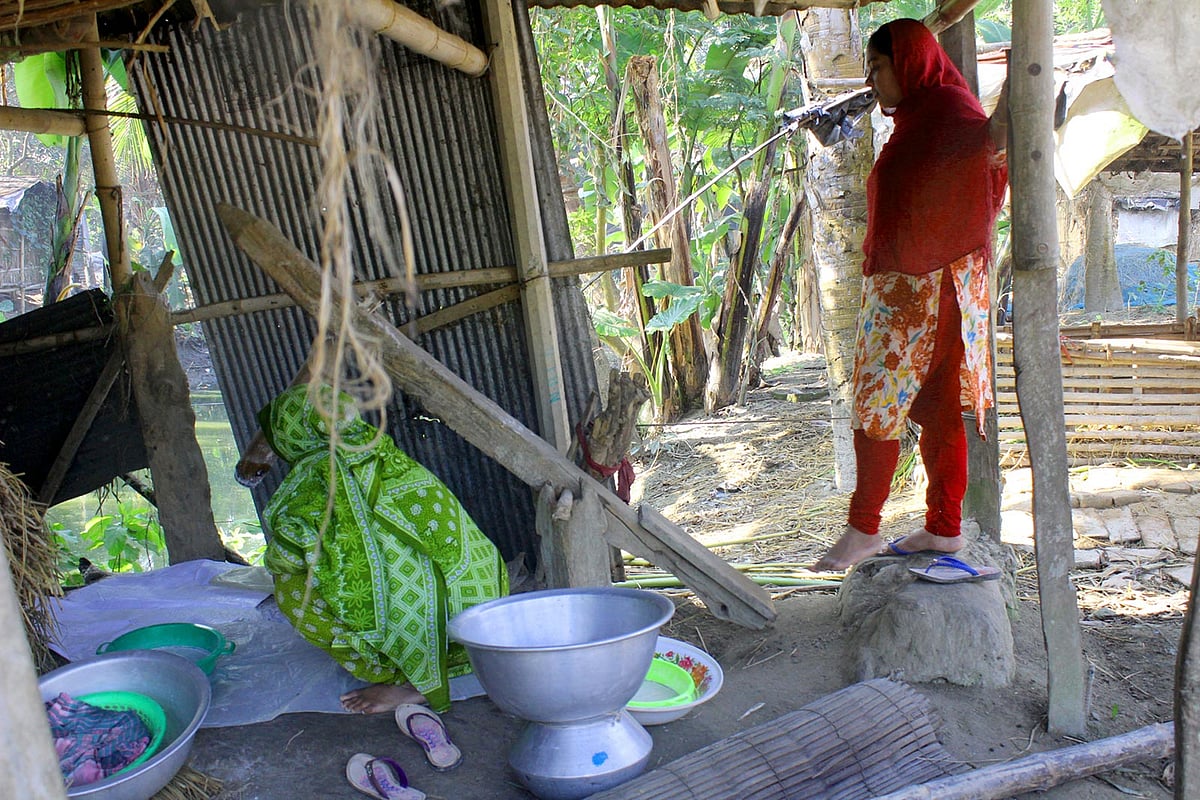 দেশের দু–এক জায়গায় দেখা মিললেও ঢেঁকির ব্যবহার তেমন একটা নেই। ছবি: লেখক