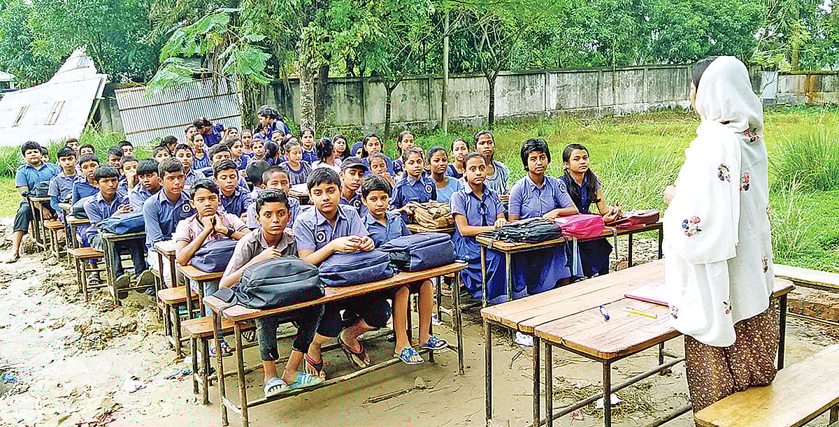 খোলা জায়গায় চলছে পাঠদান। গতকাল সকালে নারায়ণগঞ্জের রূপগঞ্জের হাটাব সরকারি প্রাথমিক বিদ্যালয়ে। ছবি: প্রথম আলো