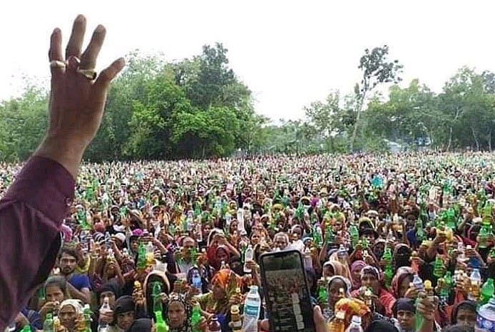 পানি ও তেল পড়া নিতে কিশোরগঞ্জের পাকুন্দিয়া উপজেলার সুখিয়া ইউনিয়নের চরপলাশ গ্রামে গতকাল শনিবার জড়ো হন হাজার হাজার মানুষ। ছবি: সংগৃহীত