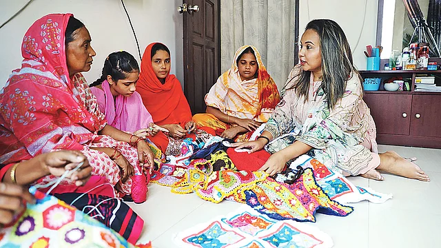 রিবানা হক নারীদের সঙ্গে কাজ নিয়ে কথা বলছেন।  ছবি: আবদুস সালাম