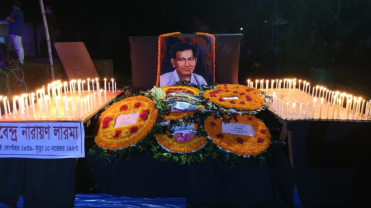 এম এন লারমার ৩৬তম মৃত্যুবার্ষিকী উপলক্ষে আয়োজিত স্মরণসভায় তাঁর প্রতিকৃতির সামনে মোমবাতি জ্বালানো হয়। ছবি: প্রথম আলো